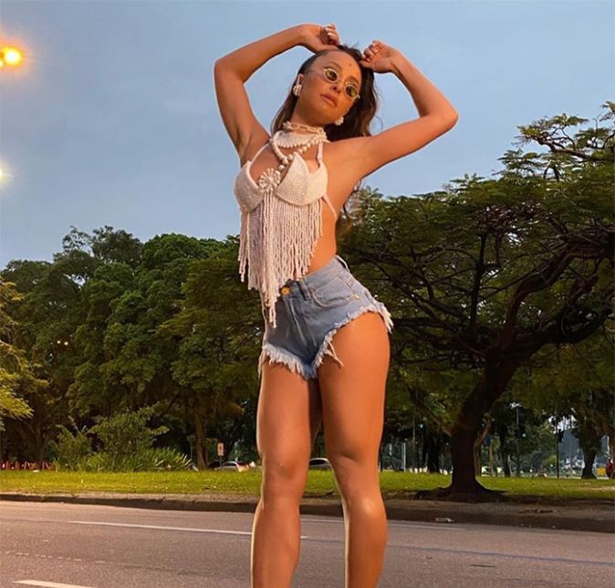 Em uma das preparações para o Carnaval, Sabrina Sato foi ao Rio de Janeiro para um evento da Vila Isabel, isso quando ela ainda era Rainha de Bateria da escola carioca. A beldade escolheu um look um pouco mais discreto que os que usa ultimamente. Ela foi de shorts jeans e com um top frente única com franjas, em um tom perolado. Para fechar a produção, a filha de Dona Kika escolheu uma sandália de salto e óculos de sol, sendo que os dois acessórios eram do mesmo tom da blusa que estava vestindo. Em uma das preparações para o Carnaval, Sabrina Sato foi ao Rio de Janeiro para um evento da Vila Isabel, isso quando ela ainda era Rainha de Bateria da escola carioca. A beldade escolheu um look um pouco mais discreto que os que usa ultimamente. Ela foi de shorts jeans e com um top frente única com franjas, em um tom perolado. Para fechar a produção, a filha de Dona Kika escolheu uma sandália de salto e óculos de sol, sendo que os dois acessórios eram do mesmo tom da blusa que estava vestindo.