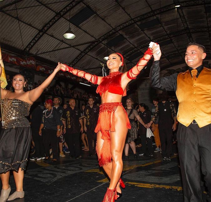 O Carnaval de 2022 ainda nem começou, mas isso não significa que Sabrina Sato está parada. A apresentadora é super ativa na maior festa do Brasil e sempre arrasa. Em 2019, por exemplo, mesmo sendo mamãe recente de Zoe, ela foi a vários eventos das duas escolas de samba que representa na época: a Gaviões da Fiel, em São Paulo, e a Unidos de Vila Isabel, do Rio de Janeiro. A musa é super ligada em moda e para esses compromissos ela aposta em looks bem extravagantes e que deixam bastante pele à mostra, no melhor estilo carnavalesco possível. Um exemplo disso é esse figurino vermelho cheio de franjas que a mãe de Zoe vestiu em um dos ensaios da Gaviões. A seguir, veja os outros looks de Carnaval de Sabrina Sato! O Carnaval de 2022 ainda nem começou, mas isso não significa que Sabrina Sato está parada. A apresentadora é super ativa na maior festa do Brasil e sempre arrasa. Em 2019, por exemplo, mesmo sendo mamãe recente de Zoe, ela foi a vários eventos das duas escolas de samba que representa na época: a Gaviões da Fiel, em São Paulo, e a Unidos de Vila Isabel, do Rio de Janeiro. A musa é super ligada em moda e para esses compromissos ela aposta em looks bem extravagantes e que deixam bastante pele à mostra, no melhor estilo carnavalesco possível. Um exemplo disso é esse figurino vermelho cheio de franjas que a mãe de Zoe vestiu em um dos ensaios da Gaviões. A seguir, veja os outros looks de Carnaval de Sabrina Sato!