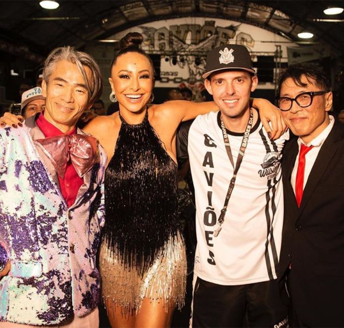 O brilho é quase componente obrigatório para os looks de Carnaval de Sabrina. Ela também tem gostado muito de franjas e nada melhor do que combinar os dois, não é mesmo? O brilho é quase componente obrigatório para os looks de Carnaval de Sabrina. Ela também tem gostado muito de franjas e nada melhor do que combinar os dois, não é mesmo?