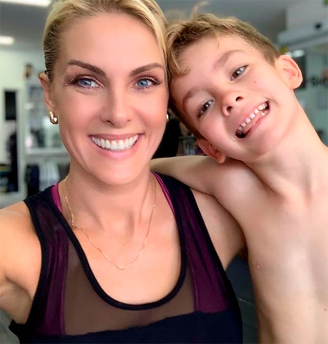 Ana Hickmann estreia novo <i>reality</i> e conta o que o filho acha de sua fama: <I>- Ele fala que quer trabalhar na Record também</I>