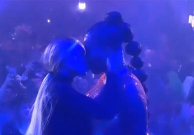 Ludmilla e Brunna Gonçalves dão beijão durante <i>show</i> no <i>Baile da Vogue</i>, assista!