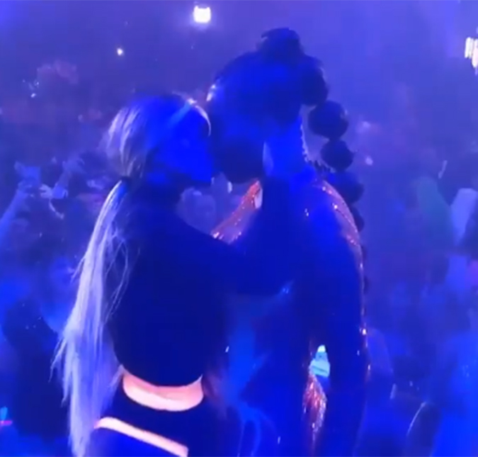 Ludmilla e Brunna Gonçalves dão beijão durante <i>show</i> no <i>Baile da Vogue</i>, assista!