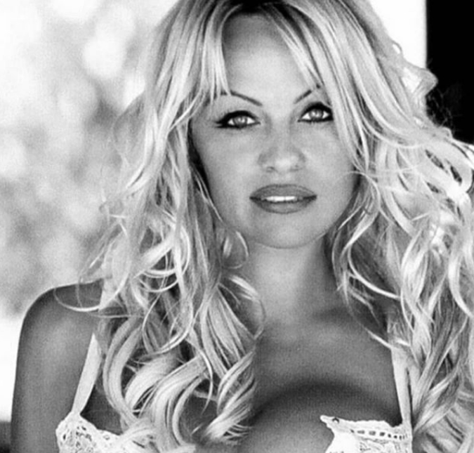 Pamela Anderson soube por mensagem de texto sobre o término de seu casamento, entenda!