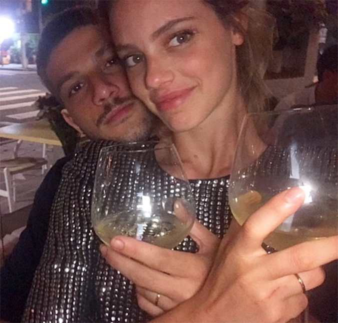 Chay Suede se apaixonou por Laura Neiva ao vê-la no filme <i>E, aí comeu?: - Eu fiquei louco</i>
