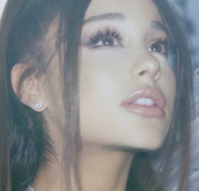 Ariana Grande é vista aos beijos com desconhecido em bar, assista!