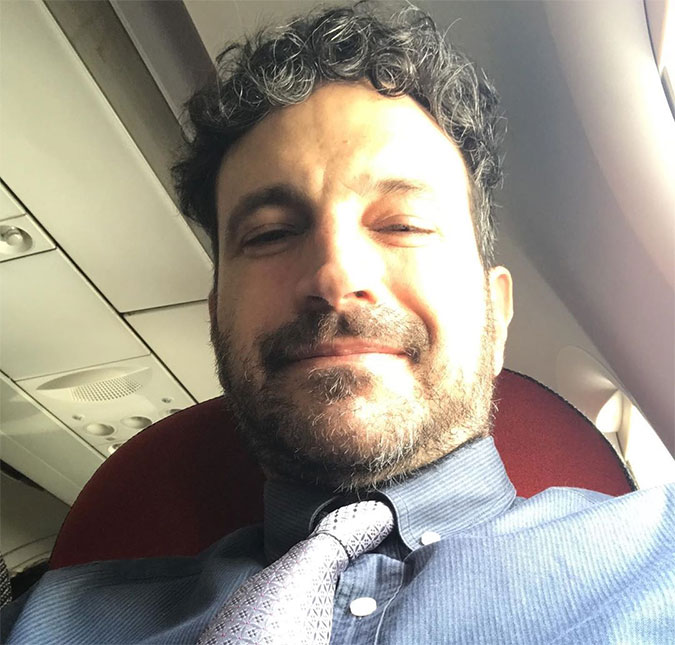 Caco Ciocler fica oito horas preso em ônibus e anda 10 quilômetros após fortes chuvas em São Paulo