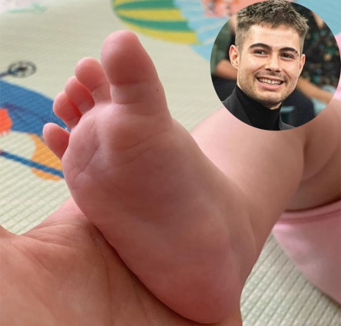 Certa vez, o ator encantou os seguidores ao mostrar o pezinho da pequena: Bisnaguinha no café da manhã... Nhac, escreveu, comparando o pé da filha com um pãozinho. E não foi só isso: ele também mostrou como passa as manhãs com Clara, cuidando da menininha e mostrando que os dois adoram ouvir música juntinhos. Depois, Rafa ainda mostrou uma nova tática para trocar a fralda da filha, usando um de seus brinquedos pendurado na orelha para distraí-la. É infalível... a Clarinha brinca enquanto eu a troco e não fica reclamando muito, né, Deusa? Uma fofura! Certa vez, o ator encantou os seguidores ao mostrar o pezinho da pequena: Bisnaguinha no café da manhã... Nhac, escreveu, comparando o pé da filha com um pãozinho. E não foi só isso: ele também mostrou como passa as manhãs com Clara, cuidando da menininha e mostrando que os dois adoram ouvir música juntinhos. Depois, Rafa ainda mostrou uma nova tática para trocar a fralda da filha, usando um de seus brinquedos pendurado na orelha para distraí-la. É infalível... a Clarinha brinca enquanto eu a troco e não fica reclamando muito, né, Deusa? Uma fofura!