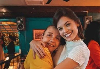 Vitória Strada posa abraçada com a mãe da namorada, Marcella Rica