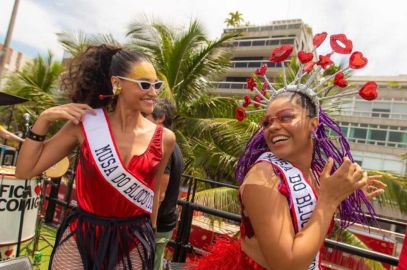 Débora Nascimento e Juliana Alves curtem Carnaval como musas do Bloco Fica Comigo