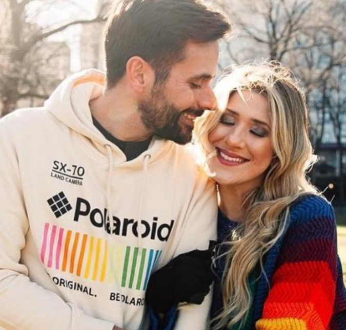 Dani Calabresa compartilha foto ao lado do namorado: <i>Juro que é amor!</i>