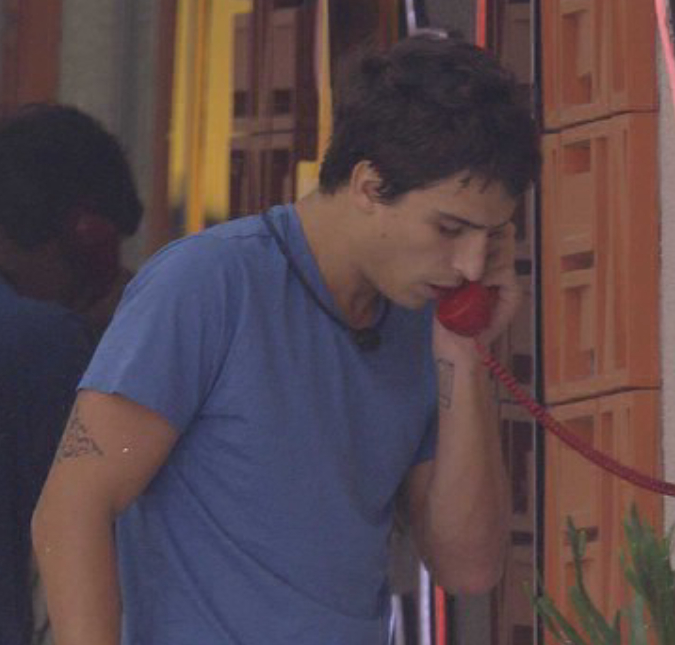 Felipe Prior atende o <I>Big Fone</i> e garante mais uma semana no <I>BBB 20</i>