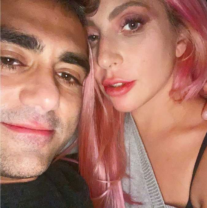 Lady Gaga posa ao lado do novo namorado e fãs lamentam que não seja Bradley Cooper