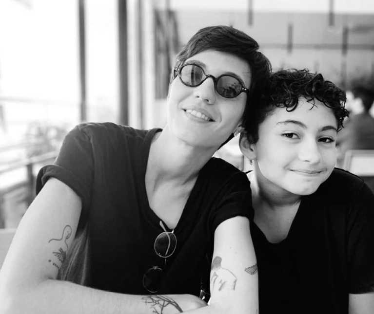 Namorada de Camila Pitanga posa em foto com filha da atriz