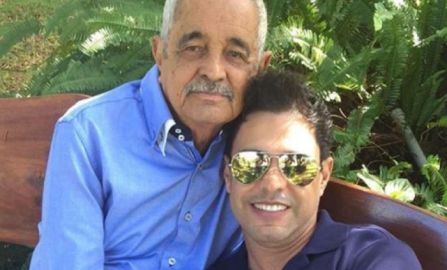 Emocionado em velório, Zezé Di Camargo fala sobre a perda do pai: - <i>Estou desabado até agora</i>