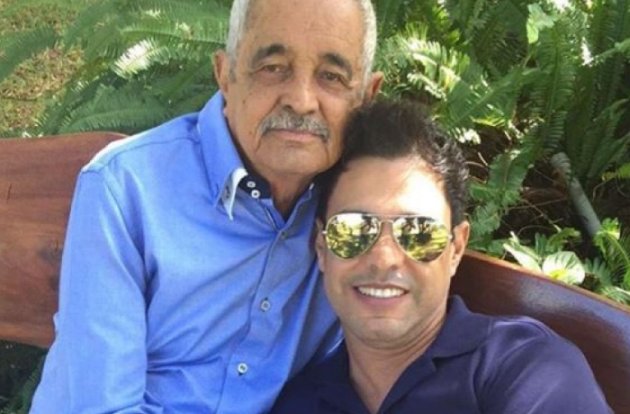 Emocionado em velório, Zezé Di Camargo fala sobre a perda do pai: - <i>Estou desabado até agora</i>