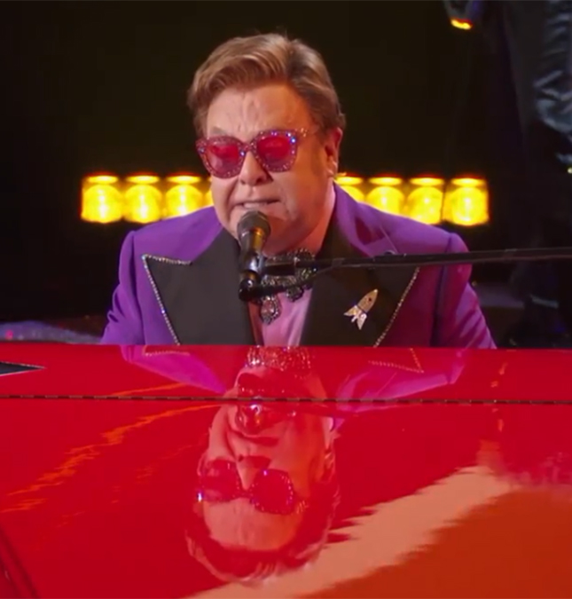 Elton John abandona palco aos prantos por motivo de saúde; assista!