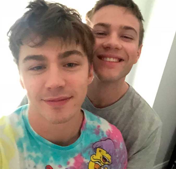 Astros de <i>Locke & Key</i> e <i>13 Reasons Why</i> assumem namoro pelo <i>Instagram</i>!