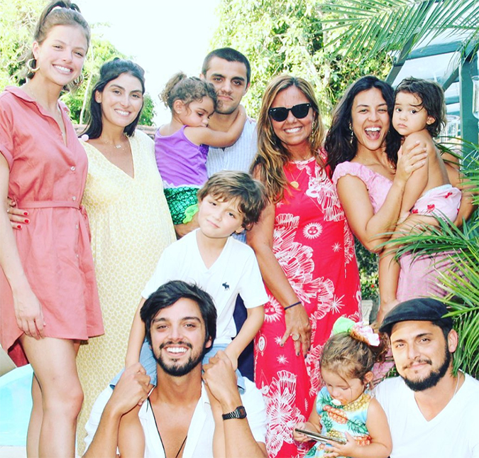 Família reunida! Irmãos Simas-Gissoni posam com a mãe, as esposas e os filhos, confira o clique!