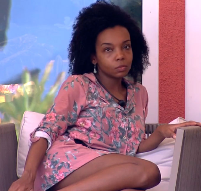 Em meio à polêmica de divisão de comida, Thelma chora de fome no <i>BBB20</i>: <i>- Muita dor no estômago</i>