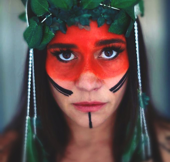 Após se envolver em polêmica no Carnaval, Alessandra Negrini se pronuncia: - <i>Temos que nos apropriar, sim, da luta indígena</i>