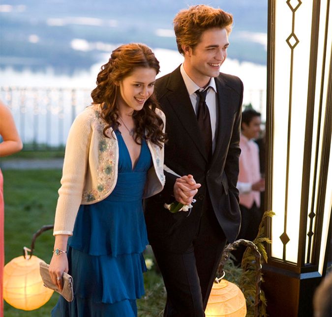 O vestido que Bella usou na festa de formatura custou apenas 20 dólares, cerca de 87 reais. Já o modelito de Edward foi o mais caro de todos os looks usados no primeiro filme. O vestido que Bella usou na festa de formatura custou apenas 20 dólares, cerca de 87 reais. Já o modelito de Edward foi o mais caro de todos os looks usados no primeiro filme.