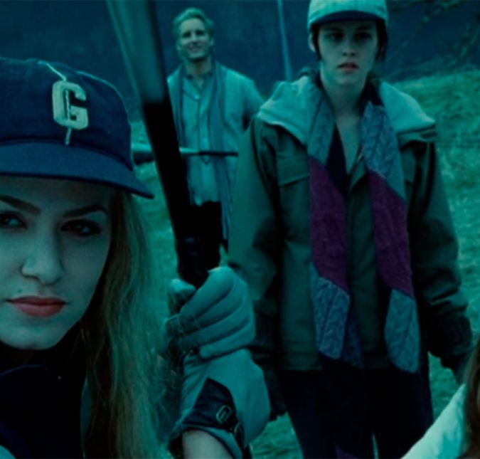 Na cena em que Bella joga beisebol com os Cullen, Nikki Reed está usando luvas nas mãos, bem atleta. Mas você sabia que a atriz só usou as luvas porque tinha um machucado na mão? Na cena em que Bella joga beisebol com os Cullen, Nikki Reed está usando luvas nas mãos, bem atleta. Mas você sabia que a atriz só usou as luvas porque tinha um machucado na mão?