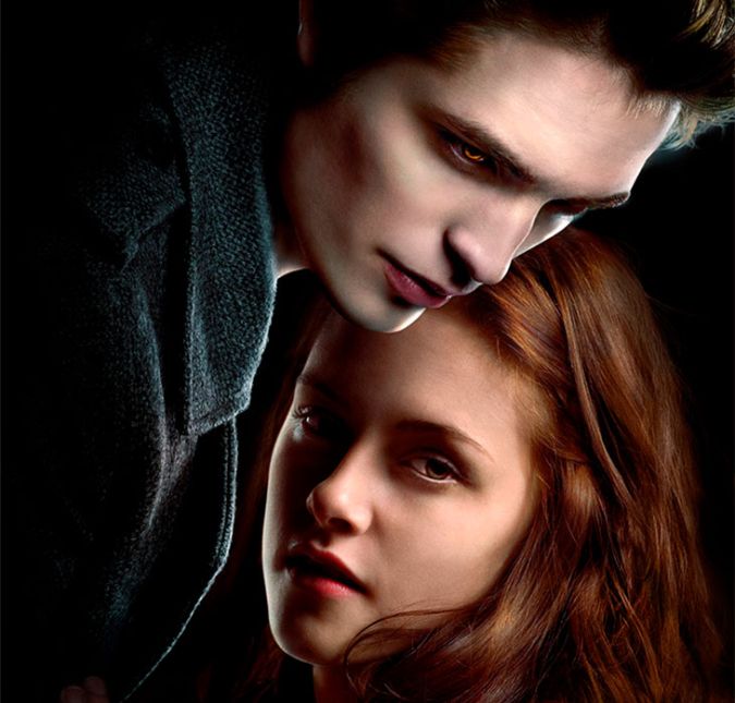 Como Kristen Stewart tem olhos naturalmente verdes, ela teve que usar uma lente de contato marrom durante grande parte da saga para ficar ainda mais parecida com Bella. Como Kristen Stewart tem olhos naturalmente verdes, ela teve que usar uma lente de contato marrom durante grande parte da saga para ficar ainda mais parecida com Bella.