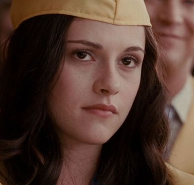 E já que tocamos no nome dela... Kristen Stewart recebeu o seu diploma do ensino médio apenas uma semana antes de filmar a cena da formatura de Bella em Eclipse. Como ela não poderia ter a oportunidade de curtir a sua real formatura, ela aproveitou a cena fictícia para tirar uma foto vestindo a beca. Assim, ela acabou criando uma foto da sua formatura - mesmo que ela não tenha existido! Falando em Stephenie Meyer, você sabia que a ideia para a história surgiu através de um sonho? Pois é! No sonho, ela viu um menino e uma menina sentados em um campo, e o menino estava muito brilhante. Isso te lembra alguma coisa? E já que tocamos no nome dela... Kristen Stewart recebeu o seu diploma do ensino médio apenas uma semana antes de filmar a cena da formatura de Bella em Eclipse. Como ela não poderia ter a oportunidade de curtir a sua real formatura, ela aproveitou a cena fictícia para tirar uma foto vestindo a beca. Assim, ela acabou criando uma foto da sua formatura - mesmo que ela não tenha existido! Falando em Stephenie Meyer, você sabia que a ideia para a história surgiu através de um sonho? Pois é! No sonho, ela viu um menino e uma menina sentados em um campo, e o menino estava muito brilhante. Isso te lembra alguma coisa?