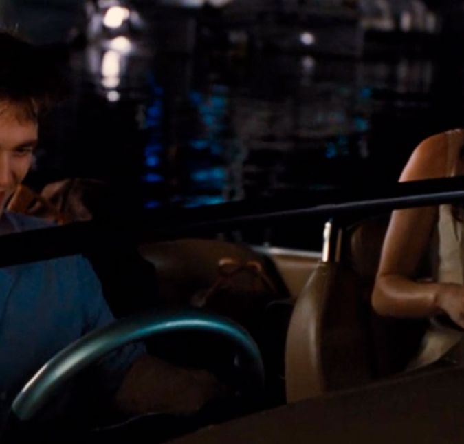 Em Amanhecer - Parte 1, Edward e Bella vão para o Brasil para a lua de mel. Em um determinado momento, os dois entram em um barco e partem para uma ilha mais reservada, onde Edward não precisa se preocupar em esconder as suas características de vampiro. Para essa cena, Robert Pattinson teve aulas de como dirigir um barco, mas bateu o veículo nas aulas e também enquanto filmava a própria cena! Coitado, né? Em Amanhecer - Parte 1, Edward e Bella vão para o Brasil para a lua de mel. Em um determinado momento, os dois entram em um barco e partem para uma ilha mais reservada, onde Edward não precisa se preocupar em esconder as suas características de vampiro. Para essa cena, Robert Pattinson teve aulas de como dirigir um barco, mas bateu o veículo nas aulas e também enquanto filmava a própria cena! Coitado, né?