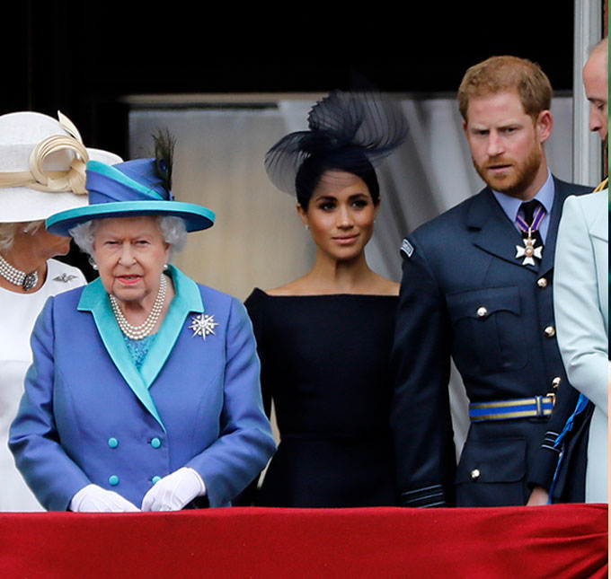 Após afastamento da família real, Rainha Elizabeth II ordena que Meghan Markle e príncipe Harry deixem de se apresentar como <i>casal real</i>; diz <i>site</i>