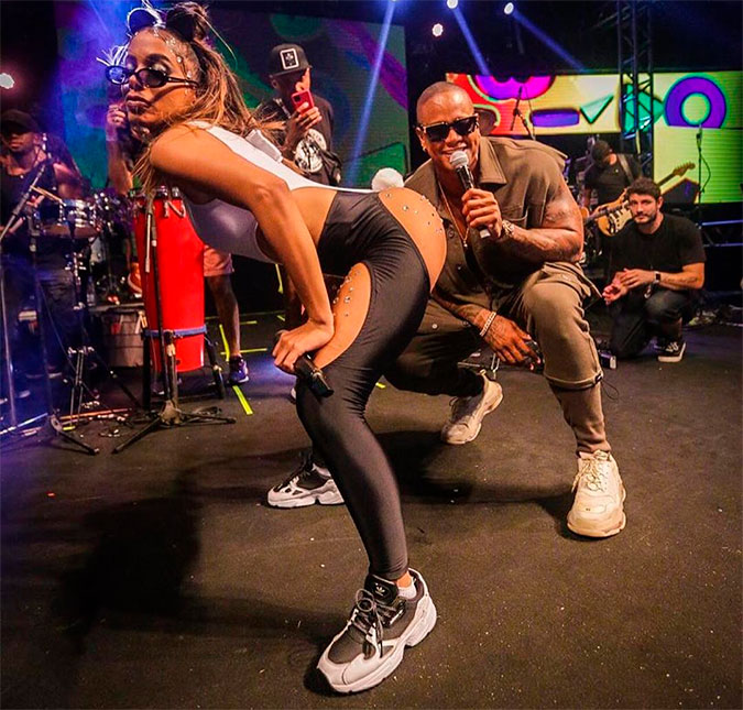 Léo Santana é vaiado por querer cantar música com Ludmilla em <I>show</I> de Anitta, diz jornal