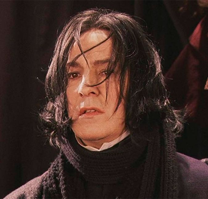 Alan Rickman, intérprete do Professor Snape, foi escolhido a dedo por J.K. Rowling. A autora, inclusive, deu instruções muito específicas sobre o personagem complexo para o ator. Rowling até mesmo forneceu informações vitais sobre a história de Snape e os motivos de suas escolhas, o que só foi revelado no final do livro. Alan Rickman, intérprete do Professor Snape, foi escolhido a dedo por J.K. Rowling. A autora, inclusive, deu instruções muito específicas sobre o personagem complexo para o ator. Rowling até mesmo forneceu informações vitais sobre a história de Snape e os motivos de suas escolhas, o que só foi revelado no final do livro.