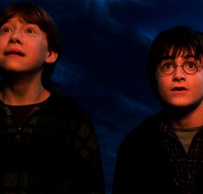 Rupert Grint, que interpretou Ron Weasley, tem um caso tão grave de aracnofobia que até hoje não assistiu à cena em que Ron e Harry estão no buraco de Aragogue. Naquela cena, o olhar assustado e a postura desconfortável não eram da atuação, mas do próprio Rupert, que realmente estava aterrorizado ao pensar nas aranhas. Rupert Grint, que interpretou Ron Weasley, tem um caso tão grave de aracnofobia que até hoje não assistiu à cena em que Ron e Harry estão no buraco de Aragogue. Naquela cena, o olhar assustado e a postura desconfortável não eram da atuação, mas do próprio Rupert, que realmente estava aterrorizado ao pensar nas aranhas.