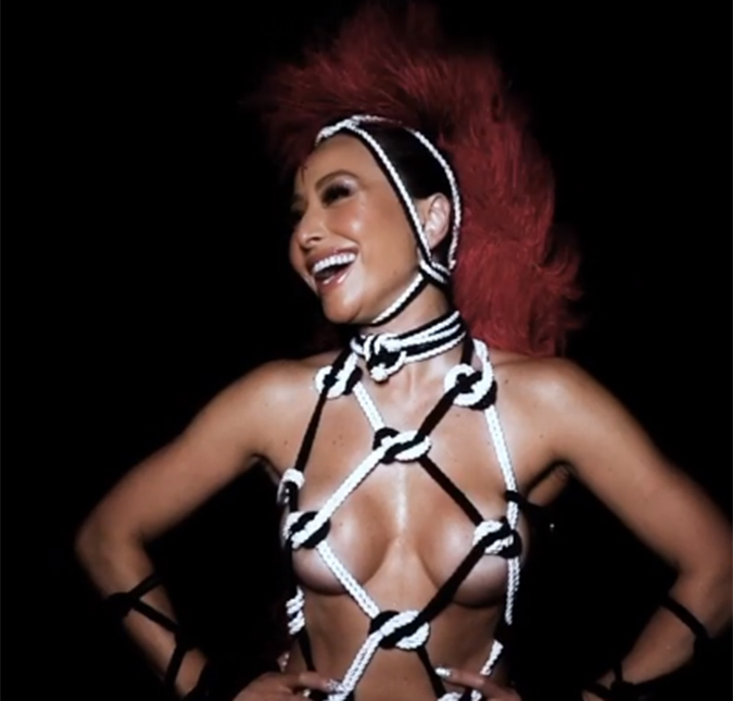 Sabrina Sato usa fantasia com cordas e deixa o corpão em evidência, assista ao vídeo!