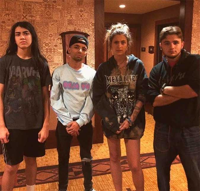 Filho mais novo de Michael Jackson comemora aniversário ao lado dos irmãos e ganha declaração de Paris Jackson: <i>Eu costumava trocar as fraldas dele</i>