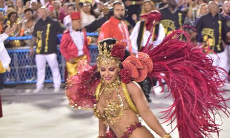 Viviane Araújo reinando absoluta, Aline Riscado substituindo Sabrina Sato... Veja o que rolou na segunda noite de desfiles do Rio de Janeiro