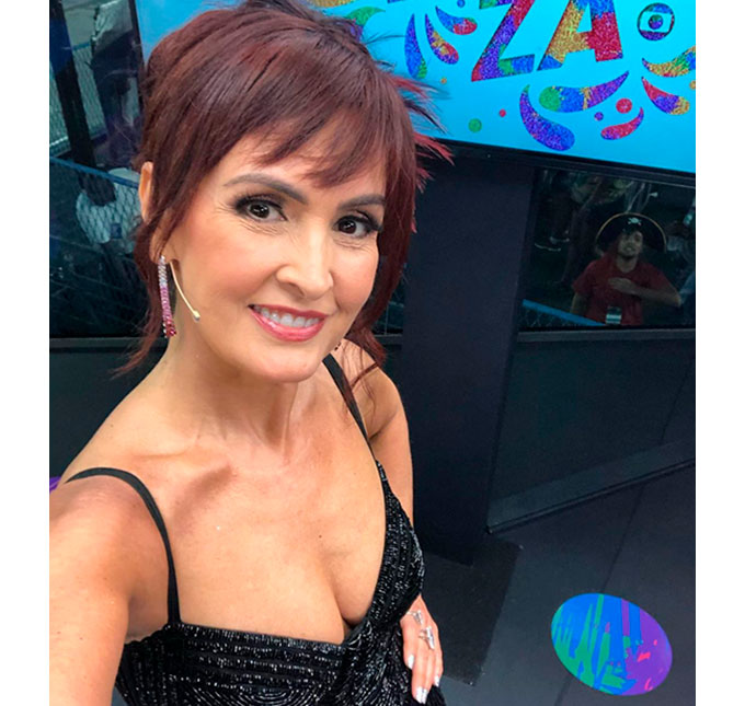 Fátima Bernardes encanta com cabelo ruivo e franja durante transmissão do Carnaval 2020, veja!