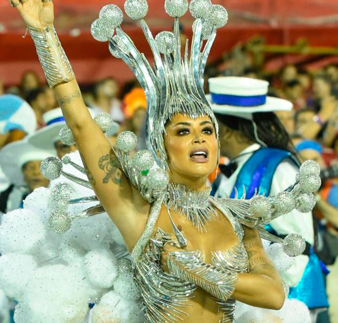 Aline Riscado promove conscientização sobre câncer de mama durante desfile na Sapucaí, saiba mais!