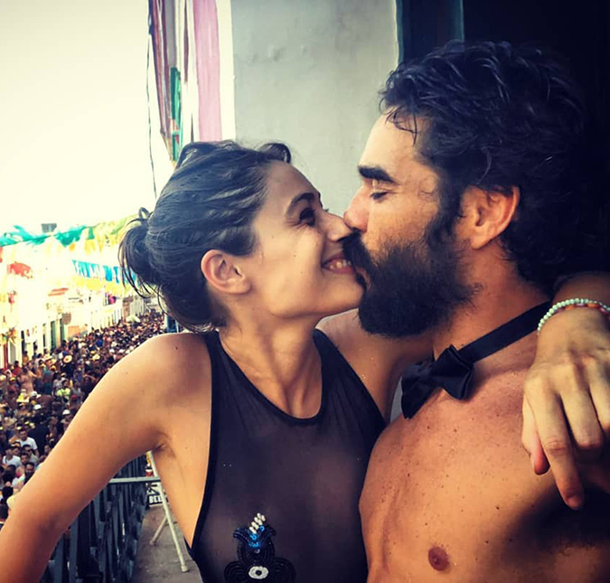 Caio Blat curte Carnaval de Olinda com Luisa Arraes e mostra o bumbum durante folia; assista!