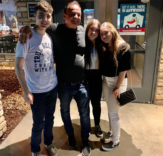 Amigo de Gugu Liberato posta foto com os filhos do apresentador e fãs pedem: <i>Não os deixe</i>