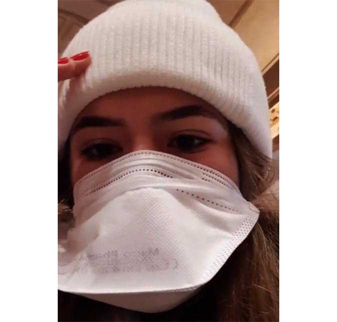 Na Itália, Maisa Silva usa máscara para se proteger do coronavírus e tranquiliza fãs: <i>Tô sempre com meu álcool em gel</i>