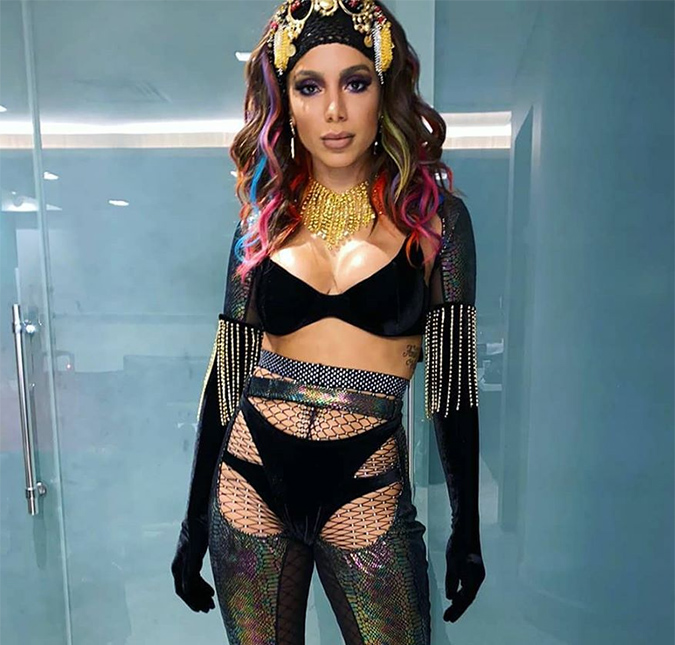 Anitta passa mal após queda de pressão e termina <i>show</i> mais cedo
