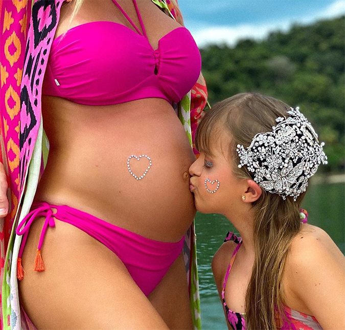 Ana Paula Siebert ganha beijo de Rafinha Justus em sua barriga de grávida: <i>Carnaval das irmãs</i>