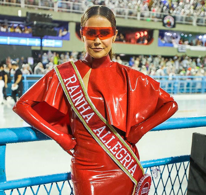 Deborah Secco arrasa ao surgir com <i>look</i> vermelho coladinho na Sapucaí, veja!