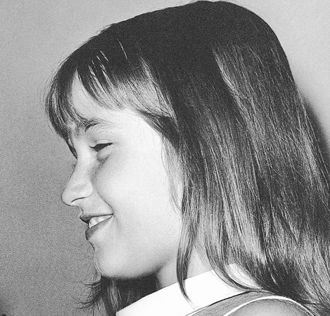 Perto de completar os seus 57 anos de idade, Xuxa Meneghel posta foto de quando era criança