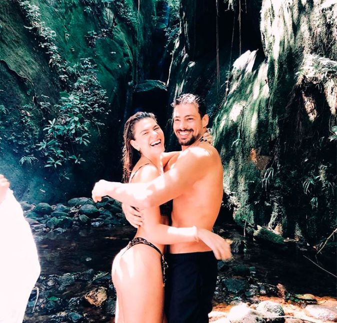 E essa foto linda do casal na cachoeira? Na legenda, o ator escreveu Com ela faz toda a diferença. Muito amor, né?