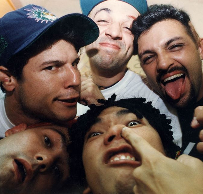 Fãs homenageiam <i>Mamonas Assassinas</i> 24 anos após morte dos integrantes: <i>Eternos</i>
