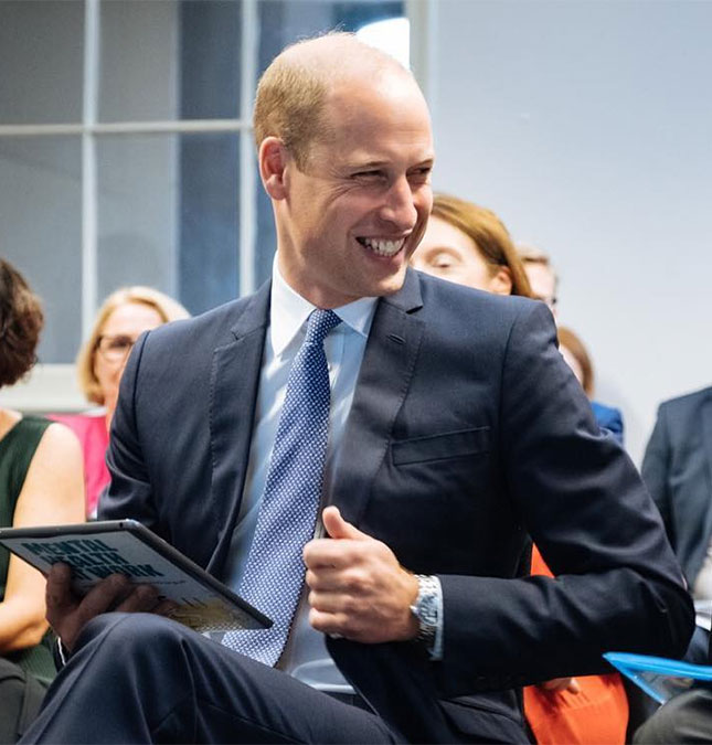 Príncipe William é visto torcendo em partida de futebol