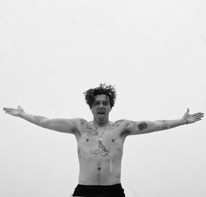 Aqui, ele mostra que é realmente como o pai, bonitão e com o corpo todo tatuado. Aqui, ele mostra que é realmente como o pai, bonitão e com o corpo todo tatuado.