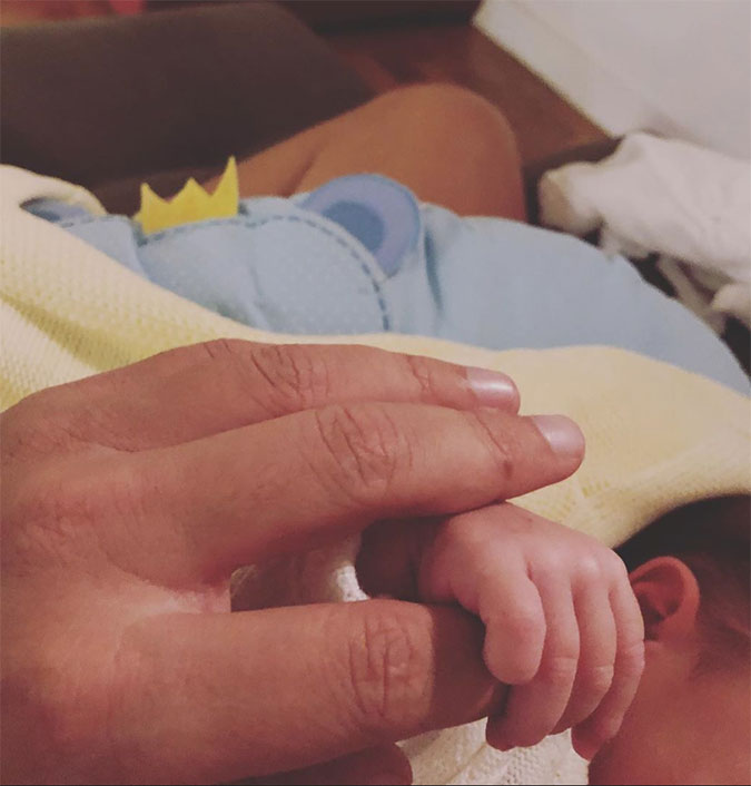 Após Giselle Itié dar à luz, Guilherme Winter publica primeira foto com o filho